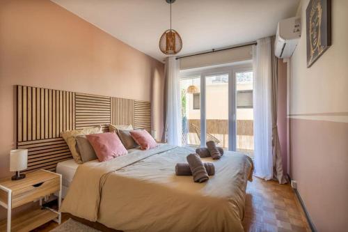 une chambre avec un grand lit avec deux animaux en peluche dessus dans l'établissement Divine Idylle Central Vieux-Port Terrasse Clim, à Marseille