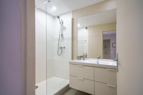 Phòng tắm tại Appartement Tours centre avec parking 4 p