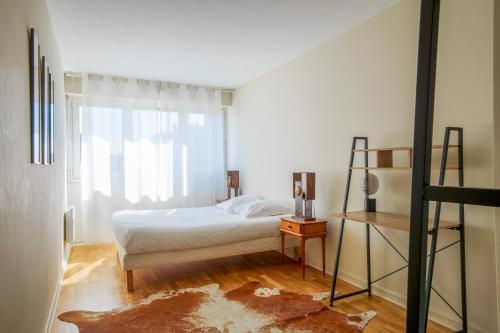 Giường trong phòng chung tại Appartement Tours centre avec parking 4 p