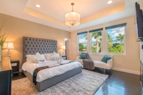 Postel nebo postele na pokoji v ubytování Dream House 5 Bedroom w Amazing Heated POOL