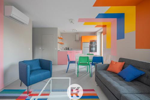 un salon avec un canapé et une table avec des chaises dans l'établissement Home 4 You, à Grenoble