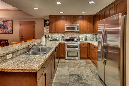 Η κουζίνα ή μικρή κουζίνα στο Catamount Lodge 204B by East West Hospitality