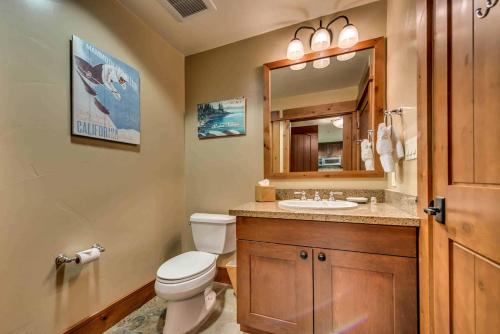 Ένα μπάνιο στο Catamount Lodge 204B by East West Hospitality