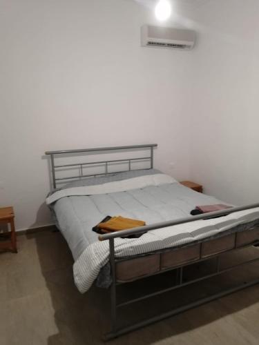 una camera da letto con un letto con struttura in metallo di Hestia Greekgod Apartments a Sidari