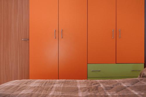 a bedroom with orange cabinets and a bed at Casa Vacanza Gialu in Erchie