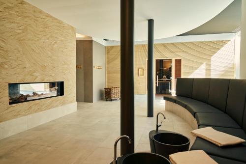a living room with a couch and a tv at Apartmenthaus Haus Sonne I direkt am Strand in Dierhagen