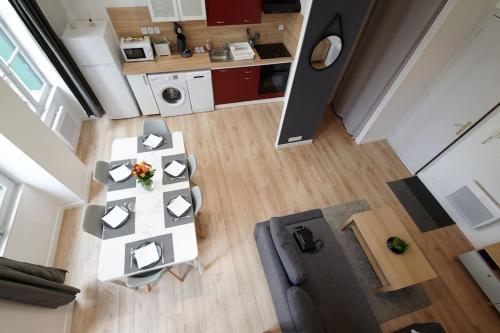 une vue aérienne d'un salon avec une table et des chaises dans l'établissement L'Éclat Travot Central Lumineux Vue Sublime, à Cholet