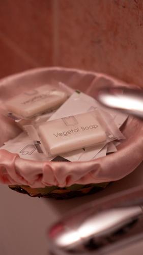 a pink plate with a piece of paper on it at Casa Vacanza Gialu in Erchie