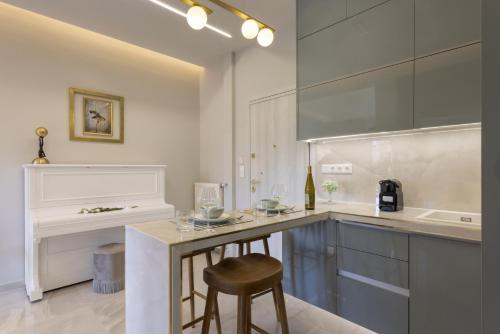 Chrisostomou Square 14 Gold Apartment