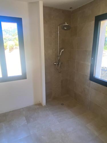 une salle de bain avec douche et fenêtre dans l'établissement Casa Missia, à Porto-Vecchio