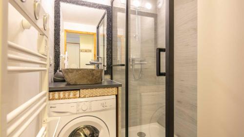 une salle de bain avec une machine à laver et un lavabo dans l'établissement V DU BACHAT - Asters D22 - Appt 5 pers, à Chamrousse