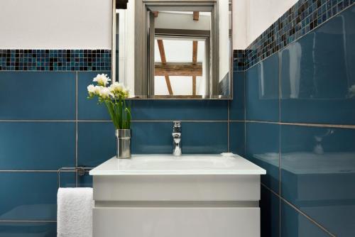 Bilik mandi di FH55 Med Guesthouse
