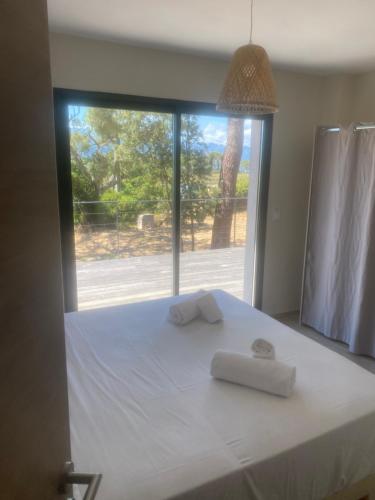 une chambre avec un lit avec deux serviettes dessus dans l'établissement Casa Missia, à Porto-Vecchio