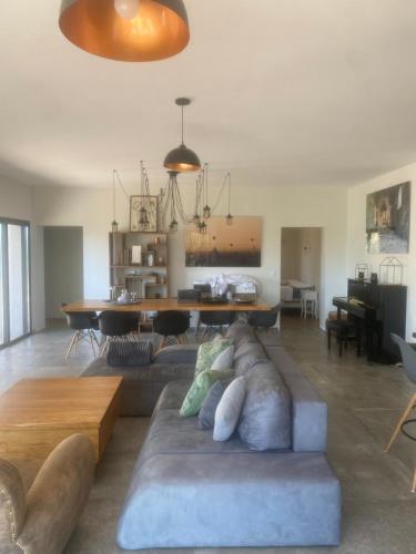 un salon avec un canapé et une table dans l'établissement Casa Missia, à Porto-Vecchio