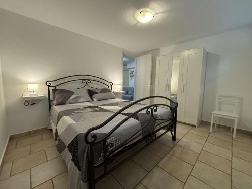 1 dormitorio con 1 cama y 1 habitación con silla en Appartamento Stella marina, en Pesaro