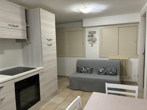 Una cocina con un sofá y una mesa en una habitación. en Appartamento Stella marina, en Pesaro