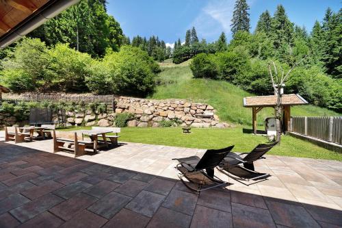 a patio with two chairs and a picnic table at Unterurbanhof Apt Die Eins in Unsere Liebe Frau im Walde