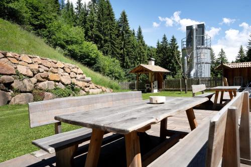 a wooden picnic table with benches in a yard at Unterurbanhof Apt Die Zwei in Unsere Liebe Frau im Walde