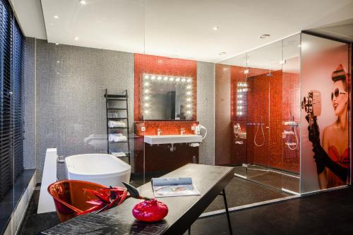 Bathroom sa Van der Valk hotel Veenendaal