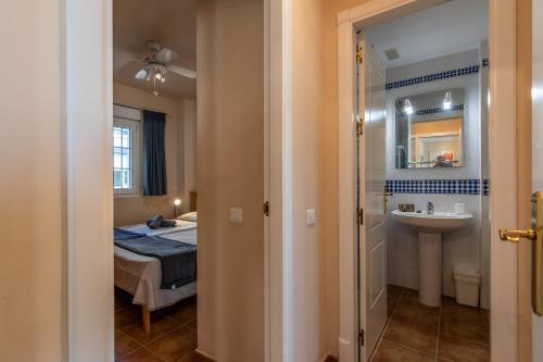 ein kleines Badezimmer mit einem Bett und einem Waschbecken in der Unterkunft Marina II by Ĥ - Marina Isla Canela PMHII27P65 in Punta del moral