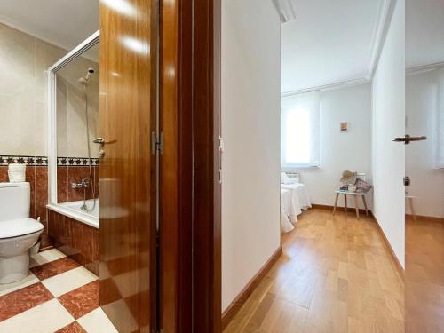 ein Badezimmer mit Toilette und Waschbecken in der Unterkunft VUT Plaza Fontana in Salamanca