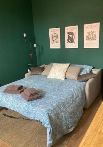 un grand lit dans une chambre avec un mur végétal dans l'établissement Centre-ville Marché avec Wi-fi, à La Rochelle