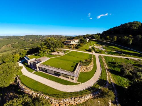an aerial view of a house with a large yard at Sasseta Alta in Scansano