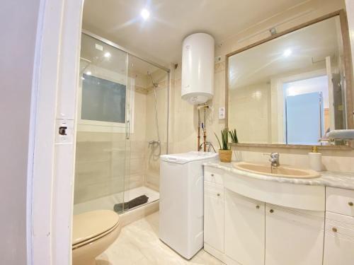A bathroom at R126 Beachfront Apartment Sant Salvador