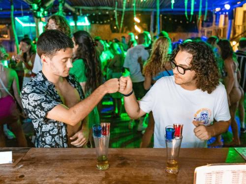 Tetamu yang menginap di Mad Monkey Gili Trawangan