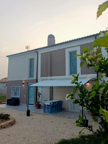 a white house with a table in the courtyard at B&B Borgo Sabelli - Costa dei Trabocchi in Casalbordino