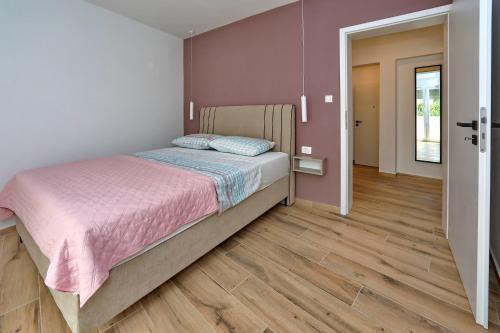 Katil atau katil-katil dalam bilik di Luxury apartman Gino
