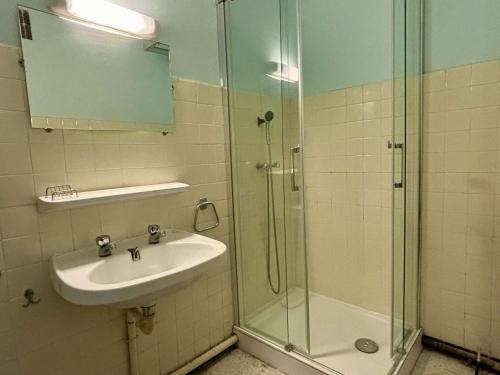 une salle de bain avec un lavabo et une douche en verre dans l'établissement Studio cabine 4 pers à 500m de la mer avec TV, LV, LL et animaux admis - FR-1-225-219, à Argelès-sur-Mer