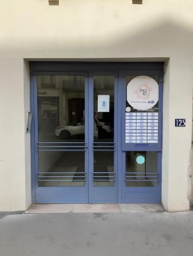 une porte bleue d'un immeuble avec une voiture à l'intérieur dans l'établissement Le Havre Nancéien, à Nancy