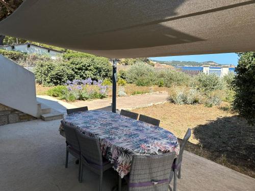 - une table et des chaises sous un parasol sur la terrasse dans l'établissement Pleine mer, à La Seyne-sur-Mer