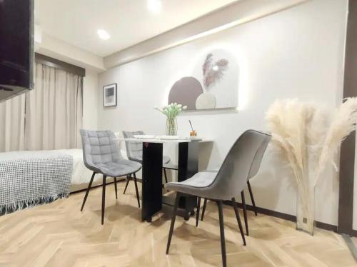 Un comedor con una mesa y dos sillas. en G81新宿最中心 两室一厅 新宿三丁目车站4分 2 rooms Shinjuku center 4 mins to ST Max 6P 直达新宿 涉谷 表参道 池袋 上野 代代木 银座 原宿, en Tokio