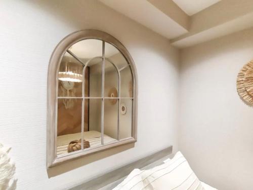 Una habitación blanca con un armario con una ventana arqueada. en G81新宿最中心 两室一厅 新宿三丁目车站4分 2 rooms Shinjuku center 4 mins to ST Max 6P 直达新宿 涉谷 表参道 池袋 上野 代代木 银座 原宿, en Tokio
