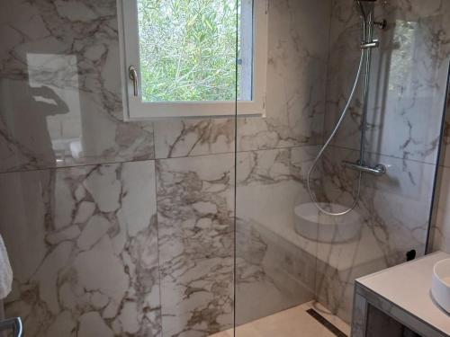 une salle de bain avec une douche et un lavabo et une fenêtre dans l'établissement Santa Giulia Superbe Villa 8 personnes 150m plage, à Porto-Vecchio