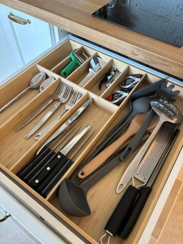 un tiroir rempli d'ustensiles de cuisine dans une armoire dans l'établissement Studio centre ville- Grand balcon-Meublé BoConcept, à Cavalaire-sur-Mer