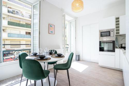 06BZ - Modern apartment in the heart of the port