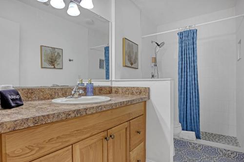 Koupelna v ubytování Spacious Townhome 5 Mins Walk to Beach