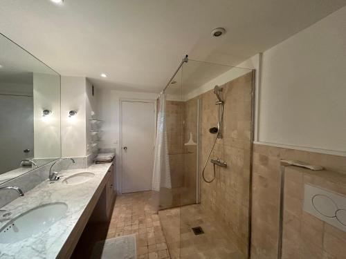 une grande salle de bain avec deux lavabos et une douche dans l'établissement A078 Bel appartement spacieux avec Piscine et vue mer, à Cannes