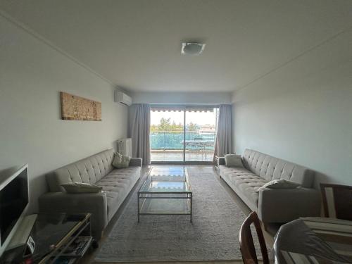 un salon avec un canapé et une table dans l'établissement A078 Bel appartement spacieux avec Piscine et vue mer, à Cannes