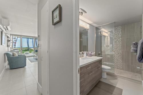 Koupelna v ubytování Oceanfront Paradise: Fully Remodeled Ground Floor Condo (HKOK119)