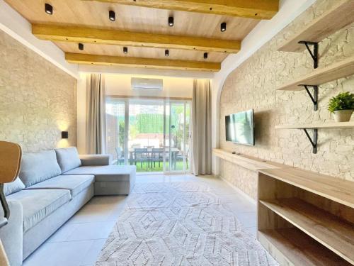 a living room with a couch and a tv at Luxury Townhouse Levante in Benidorm