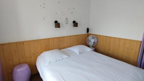 Una cama o camas en una habitación de Hotel Le Colibri