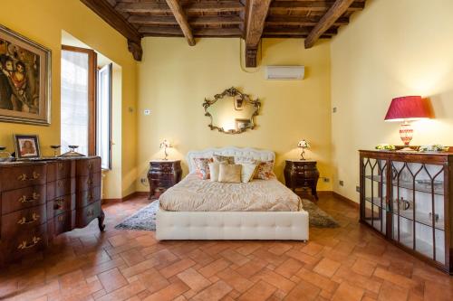ローマにあるImpero Vaticano Navona Apartmentのベッドルーム1室(ベッド1台、壁掛け鏡付)