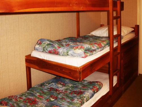 quelques lits superposés dans une chambre dans l'établissement Studio familial 4 pers, skis aux pieds, proche centre - FR-1-322-229, aux Orres