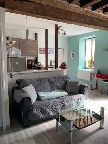 un salon avec un canapé et une table dans l'établissement Gîte au cœur des vignobles, à Lazenay