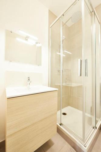 une salle de bain avec une douche, un lavabo et des toilettes dans l'établissement RB-2D - Appartement F2 au 2ème étage à Mulhouse de 1 à 3 pers, à Mulhouse