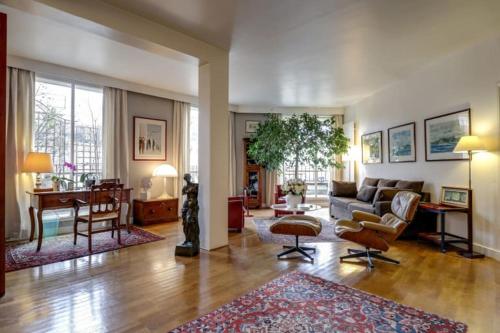 un salon avec un canapé et une table dans l'établissement GuestReady - Séjour raffiné près de la Tour Eiffel, à Paris